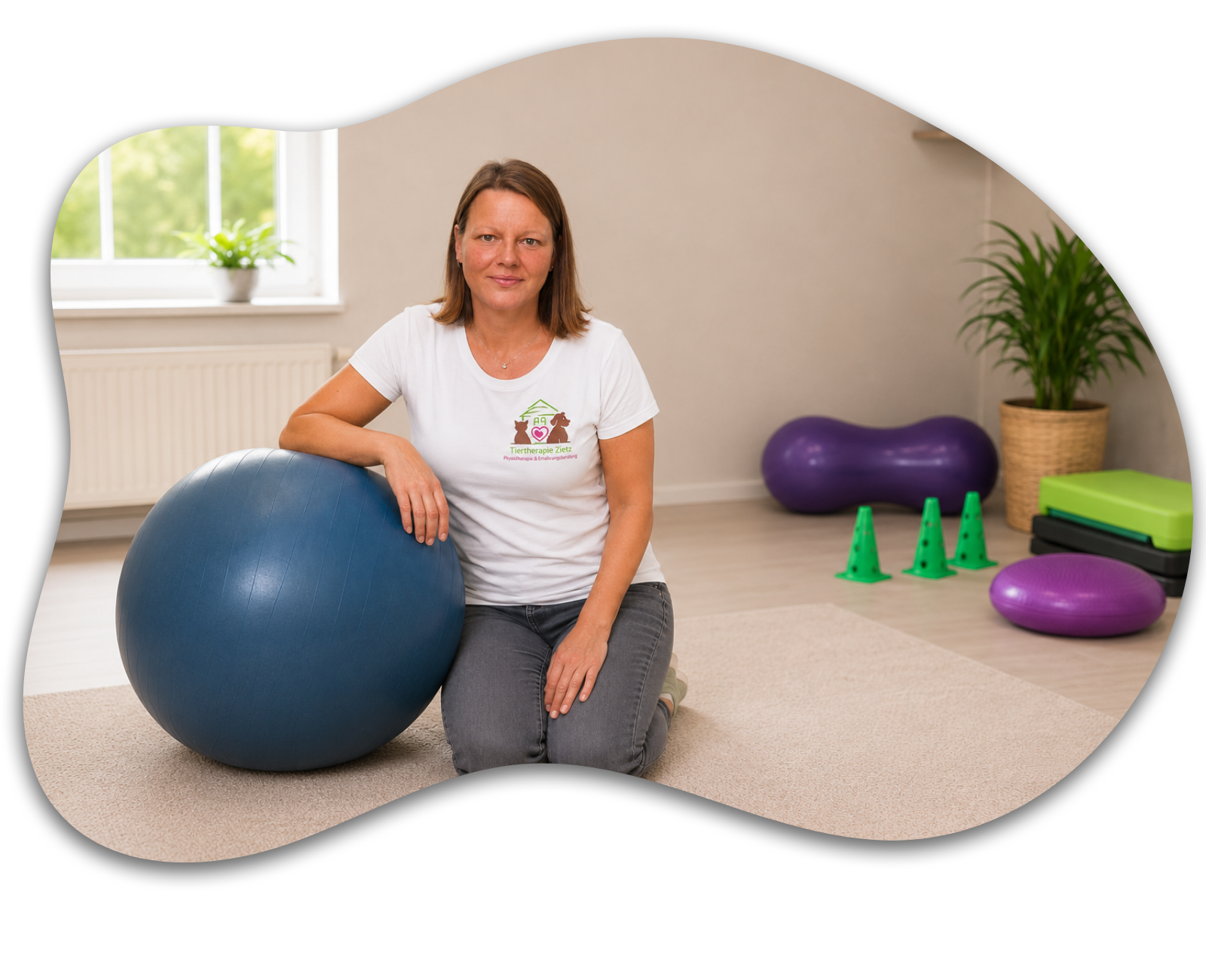 Hundephysiotherapeutin Miriam Zietz in den Praxisräumen der Tiertherapie Zietz in Herzberg am Harz